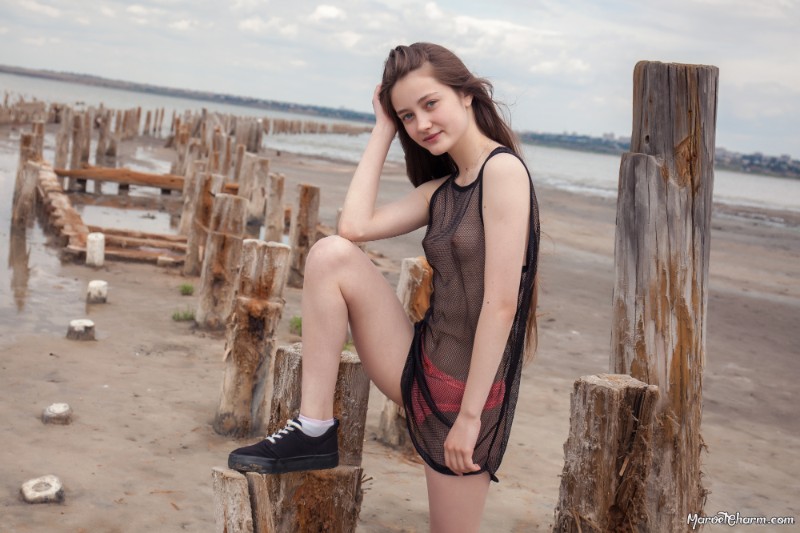 M-Charm-Alissa – Mesh Peek
